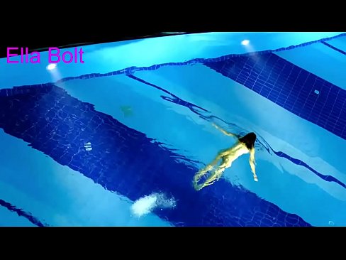 ❤️ Ich kann nicht aufhören zuzusehen, junge Blondine beim Nacktschwimmen im Pool des ELLA BOLT Resorts erwischt ️ Super sex bei uns