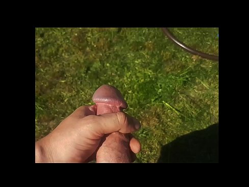 ❤️ Hot Hottie bekommt ihre rosa Pussy gefickt und spritzt in einem Sommergarten ab ️ Super sex bei uns