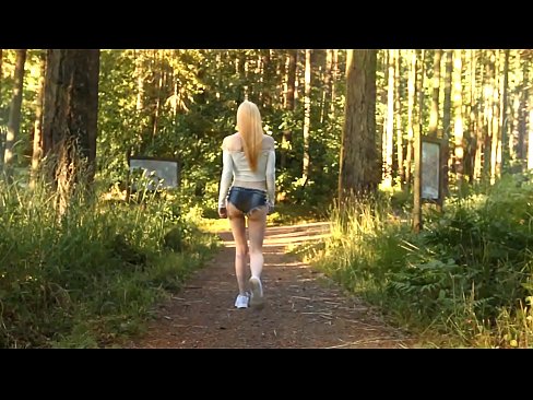 ❤️ Schöne Frau bewegt sich langsam, nicht nackt Video ️ Super sex bei uns